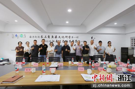“帧藏荻港”项目路演论证会现场专家与项目组成员合影。湖州师范大学供图
