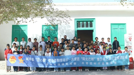 image林基路烈士纪念馆合照留念 王玉霞摄