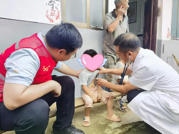 医生为孩子进行术后诊断,了解恢复情况。唐亚琼 摄 医生为孩子进行术后诊断,了解恢复情况。唐亚琼 摄