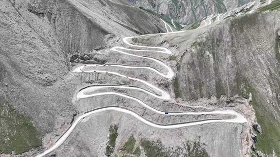 翻越昆仑山山路。
