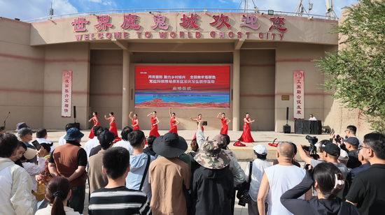 9月16日，全国美术名家赴克拉玛依市乌尔禾区采风写生创作活动启动仪式顺利举办。薛思楠、米尔扎提·艾合麦提 摄3