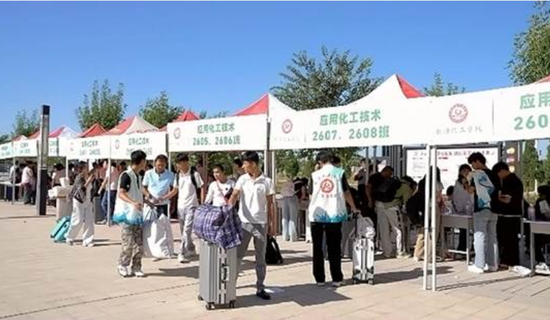 图为迎新现场。