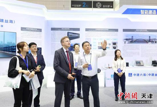 图为中外嘉宾在博览会现场参观工程建造亮点。（中建六局供图）