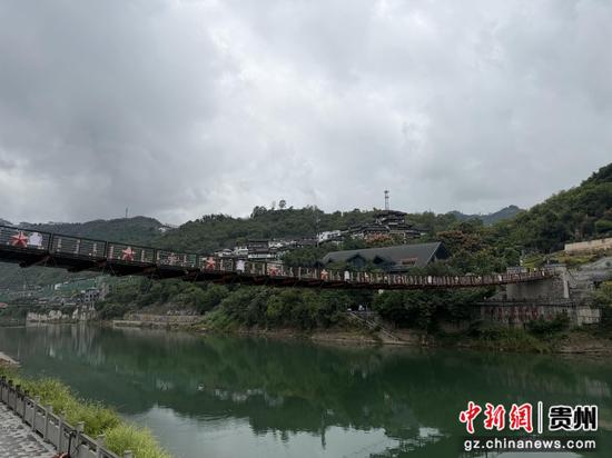 图为贵州省茅台镇红军桥。杨茜 摄 图为贵州省茅台镇红军桥。杨茜 摄