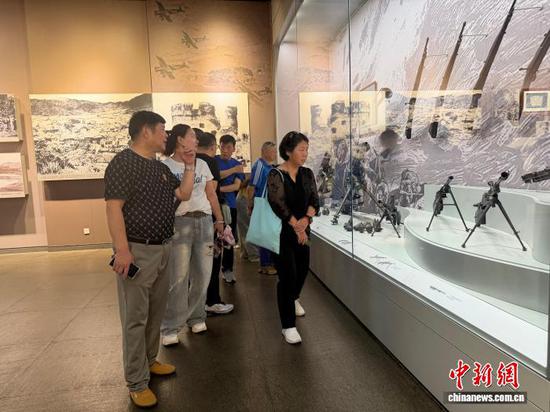 图为游客在参观遵义会议纪念馆展品。杨茜摄 图为游客在参观遵义会议纪念馆展品。杨茜摄
