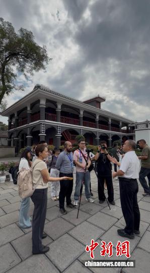 中外记者在遵义会议会址采访。杨茜摄 中外记者在遵义会议会址采访。杨茜摄