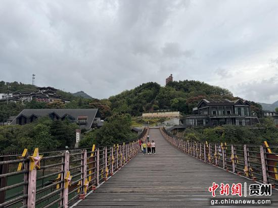 图为贵州省茅台镇红军桥。杨茜 摄 图为贵州省茅台镇红军桥。杨茜 摄