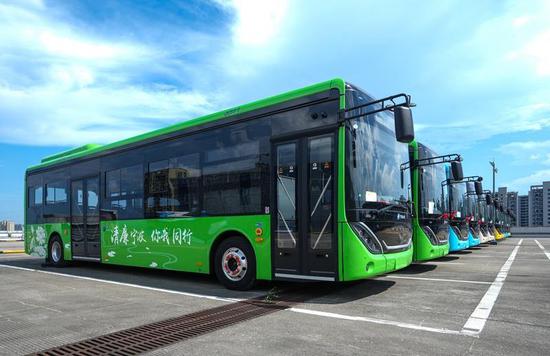 (图为宁波公交集团购置的新能源公交车 摄/吕晓力) (图为宁波公交集团购置的新能源公交车 摄/吕晓力)