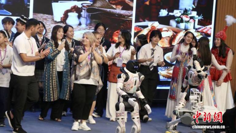 中国中亚青少年以科创为媒结丝路友谊
