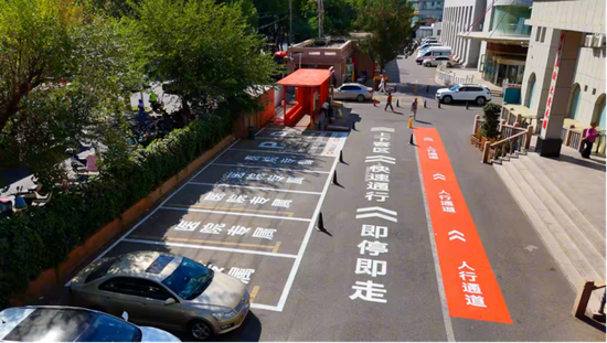 新疆生产建设兵团第四师医院院内车道及蓄车位。