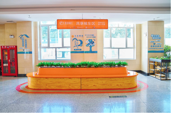 新疆生产建设兵团第四师医院院内共享候车区。