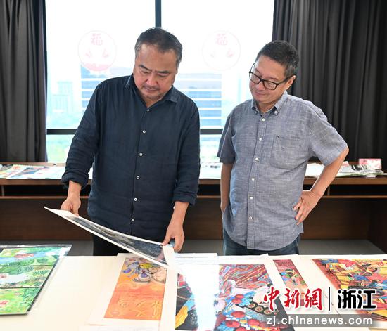 图为：中国美术家协会理事、中国油画学会理事、浙江省美术家协会副主席、浙江省油画院院长王敏杰（左），以及中国美术家协会理事，浙江省美术家协会副主席，浙江画院党支部书记、学术委员会主任茹峰（中）在现场进行评审。中新社记者 王刚 摄