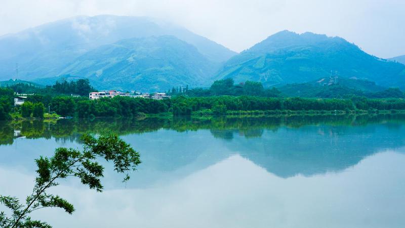 桂江两岸青山叠翠。梁永艺 摄 桂江两岸青山叠翠。梁永艺 摄