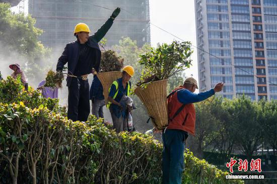 图为工人在“大地指纹”音乐会举办地施工,对场地进行修缮和改造。 罗大富 摄 图为工人在“大地指纹”音乐会举办地施工,对场地进行修缮和改造。 罗大富 摄