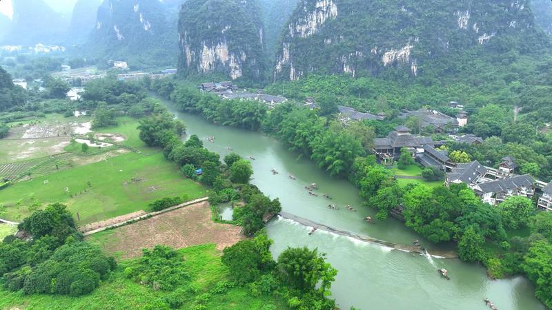 阳朔县遇龙河两岸秀美风光。梁永艺摄 阳朔县遇龙河两岸秀美风光。梁永艺摄