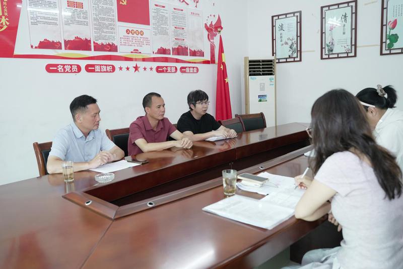 采风团在昭平县水利局了解桂江昭平段生态治理情况。梁永艺 摄 采风团在昭平县水利局了解桂江昭平段生态治理情况。梁永艺 摄