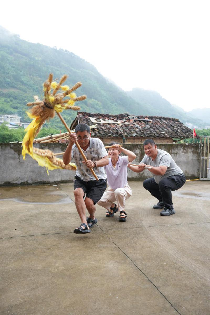 采风团成员与非遗传承人体验瑶族香龙舞。梁永艺 摄 采风团成员与非遗传承人体验瑶族香龙舞。梁永艺 摄
