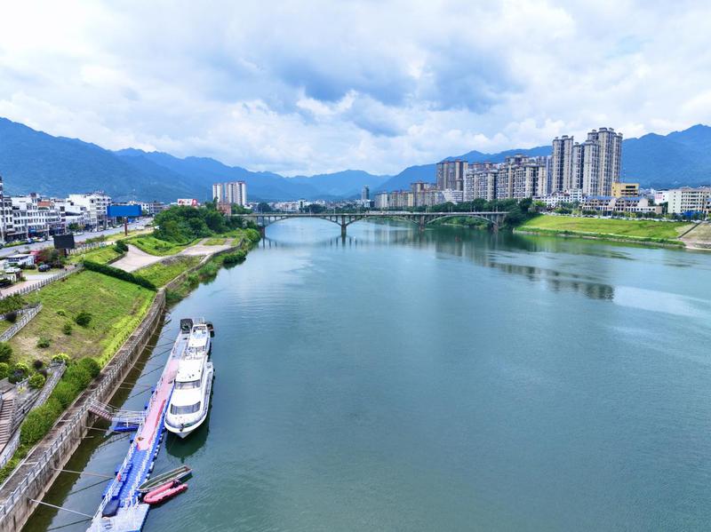 桂江生态旅游景区停靠的游船。梁永艺 桂江生态旅游景区停靠的游船。梁永艺