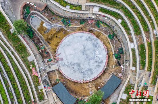 图为工人在“大地指纹”音乐会举办地施工,对场地进行修缮和改造。 罗大富 摄 图为工人在“大地指纹”音乐会举办地施工,对场地进行修缮和改造。 罗大富 摄