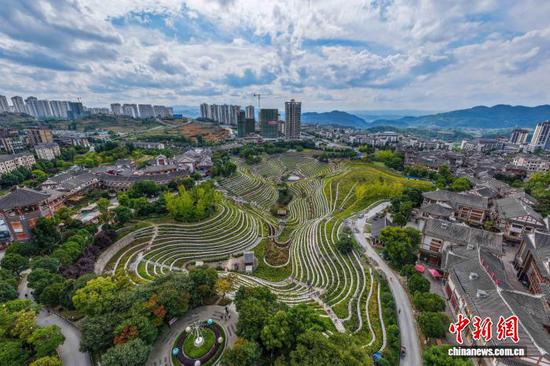 图为工人在“大地指纹”音乐会举办地施工,对场地进行修缮和改造。 罗大富 摄 图为工人在“大地指纹”音乐会举办地施工,对场地进行修缮和改造。 罗大富 摄