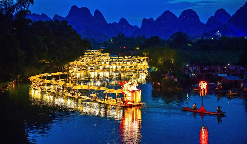 阳朔县遇龙河景区上演“金龙”巡游。阳朔县文化广电体育和旅游局 供图 阳朔县遇龙河景区上演“金龙”巡游。阳朔县文化广电体育和旅游局 供图