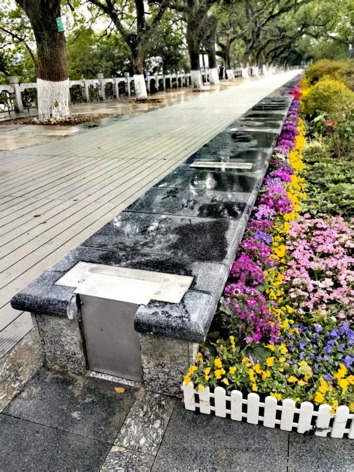 非汛期时的隐形防洪墙,防洪构件全部预埋地下沟槽,构件接口改造为休闲坐凳。桂林市水利局 供图 非汛期时的隐形防洪墙,防洪构件全部预埋地下沟槽,构件接口改造为休闲坐凳。桂林市水利局 供图