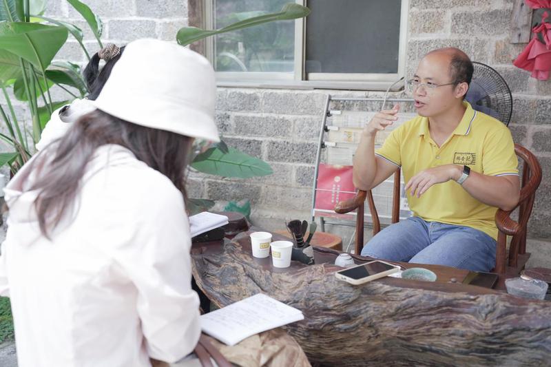 邱晓锋介绍豆豉产业发展情况。梁永艺 摄 邱晓锋介绍豆豉产业发展情况。梁永艺 摄