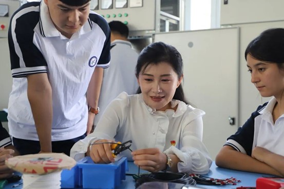 　　杨小玉在给学生上课。

