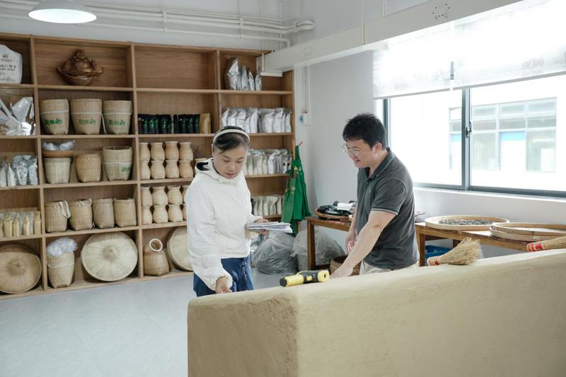 刘宗文(右)介绍昭平茶制作流程。 梁永艺 摄 刘宗文(右)介绍昭平茶制作流程。 梁永艺 摄