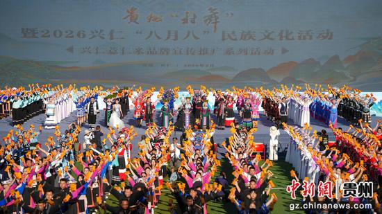 9月19日，近5000名各族同胞齐跳板凳舞欢度“八月八”。朱玉金 摄