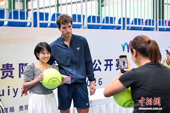 9月20日，卡奇马佐夫赛后和球迷合影。中新社记者 瞿宏伦 摄