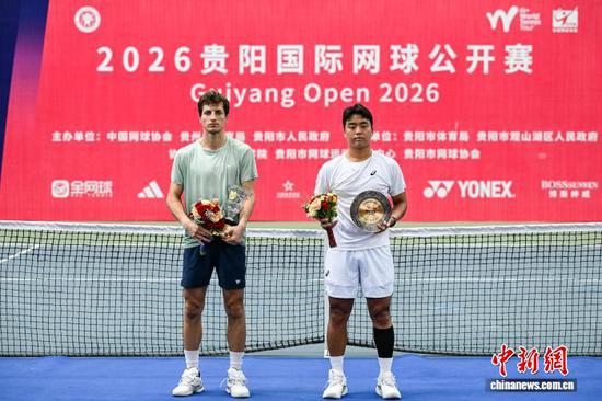 9月20日，卡奇马佐夫（左）与郑允成在颁奖后合影。中新社记者 瞿宏伦 摄