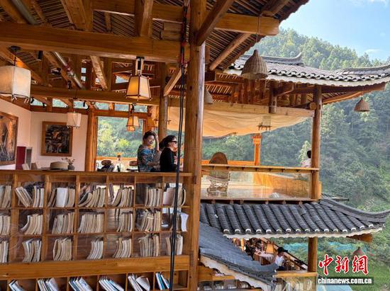 图为游客在贵州西江千户苗寨的“村上书房·美术馆”游玩。记者 周燕玲 摄