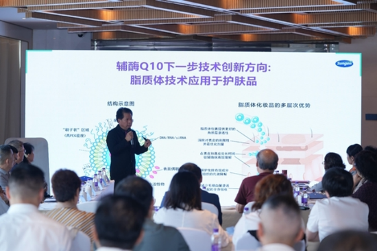 陈杰鹏博士发表演讲。