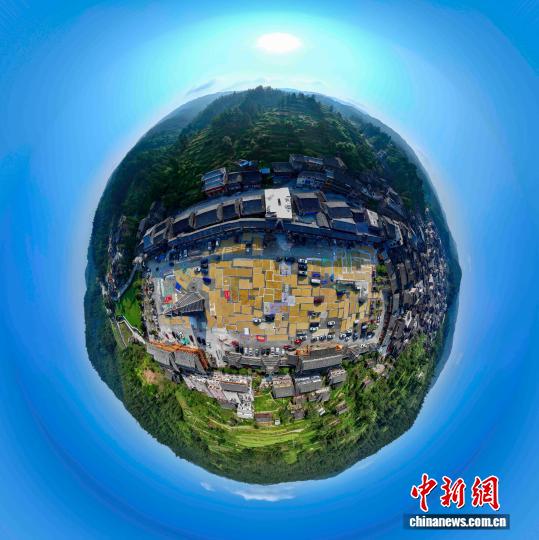 图为9月20日小黄侗寨的村民在晾晒稻谷。（无人机合成照片）吴德军 摄