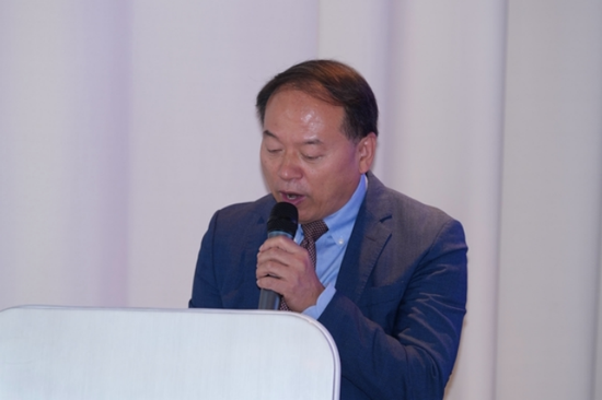 罗青波教授宣读论证报告。