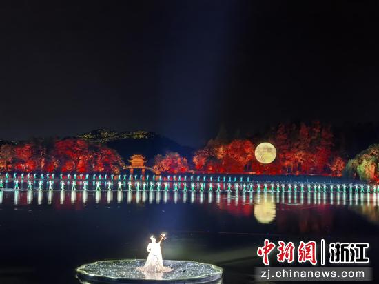 一轮明月落春江 作者供图