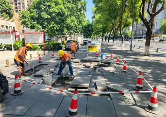市城管委道桥监管中心组织人员对中环路青羊大道与同盛路交叉口处人行道面砖进行更换调平。
