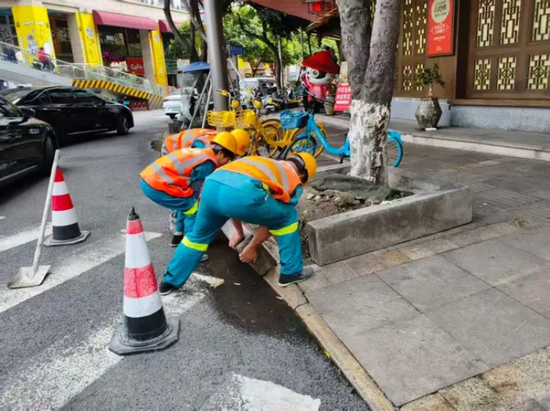 市城管委道桥监管中心组织人员对上东大街人行道树池镶边石进行校正安装。