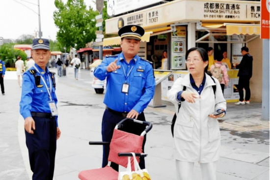 城管队员化身便民向导，热情为市民游客指路答疑。