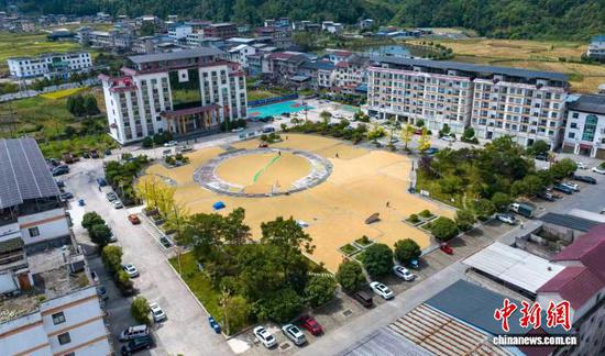 图为贵州省松桃自治县乌罗镇人民政府主动开放广场供村民晾晒稻谷。(无人机照片)陈凤强 摄