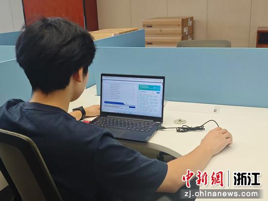 工作人员调试系统。&nbsp;浙江省水利厅供图