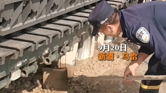 新疆乌恰：重型货车深陷泥潭，辅警奋战3小时“花式”救援
