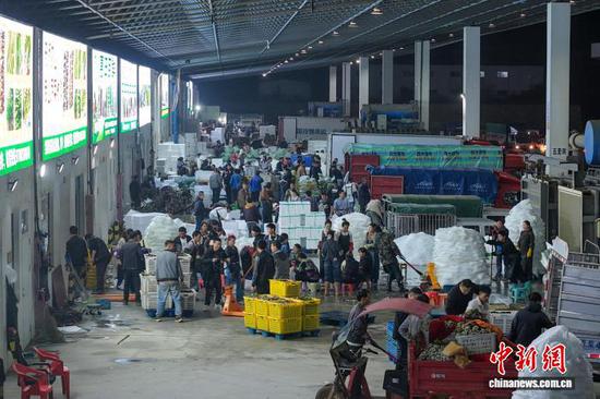 图为9月21日晚，威宁自治县江楠物流园灯火通明，现场忙而有序。赵庆能 摄