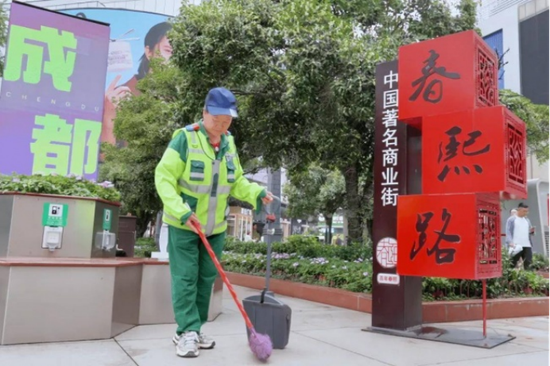 环卫工人清扫路面。