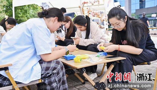 学生制作毛毡小文旦。 主办方 供图 学生制作毛毡小文旦。 主办方 供图