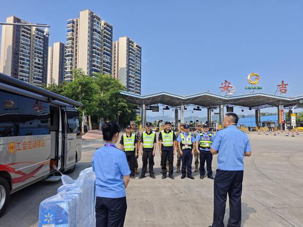 图为“工会流动驿站”前往安吉高速收费站执勤点为一线执勤警力开展服务。广西工人报 供图 图为“工会流动驿站”前往安吉高速收费站执勤点为一线执勤警力开展服务。广西工人报 供图