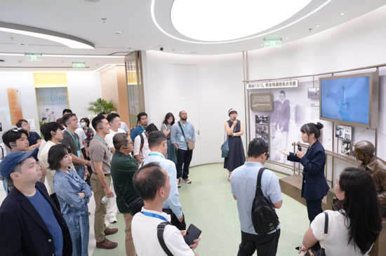 APEC青年创业者大会代表团在安利广州旗舰体验中心聆听讲解
