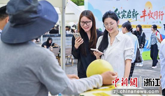 学生挑选文旦鲜果。 主办方 供图 学生挑选文旦鲜果。 主办方 供图