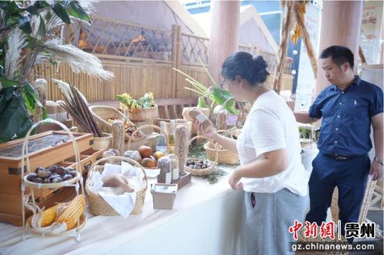 丰收节现场，贵州特色农产品集中展示展销。